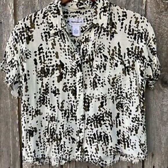 ✨Frayed collar dot button down top✨ - Picture 5 of 9